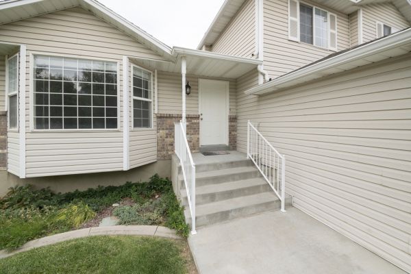 Cost of White Vinyl Siding Replacement in Mesquite